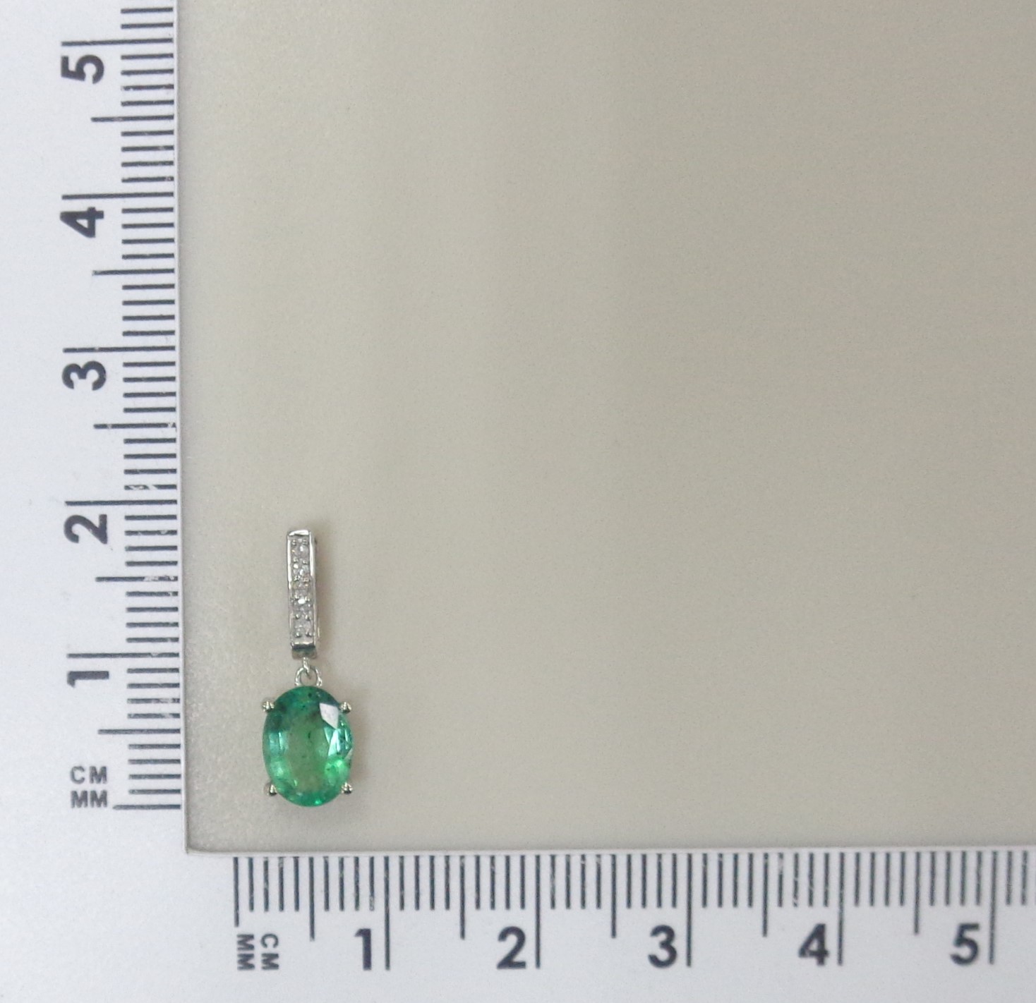 Подвеска из белого золота с изумрудом